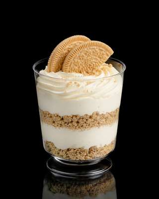Golden Oreo dessert cup met vanillecrème en koekcrumble