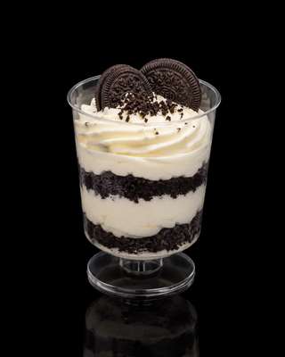 Oreo dessert cup met romige lagen en Oreo topping