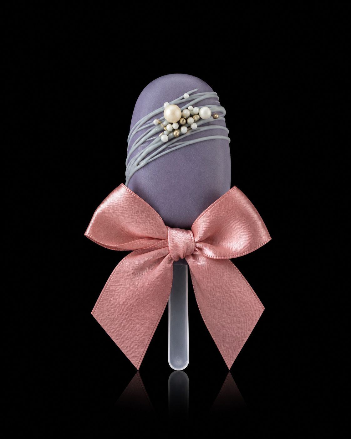 Lavendelkleurige cakesicle met parels en roze strik