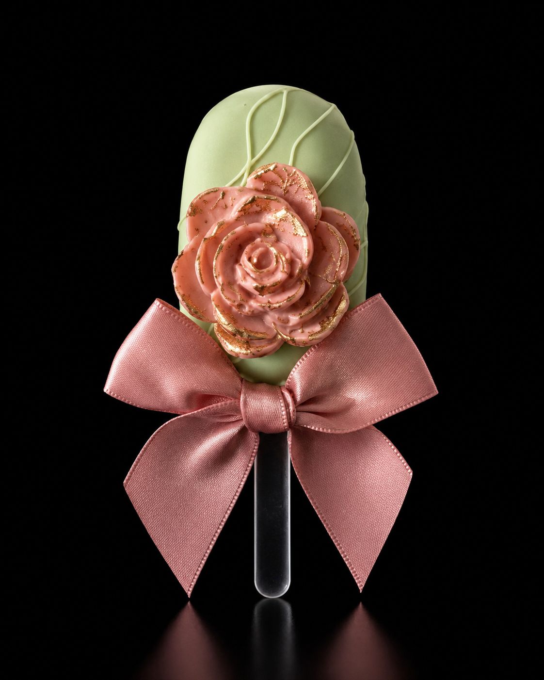 Luxe handgemaakte groene cakesicle met roze bloem en strik